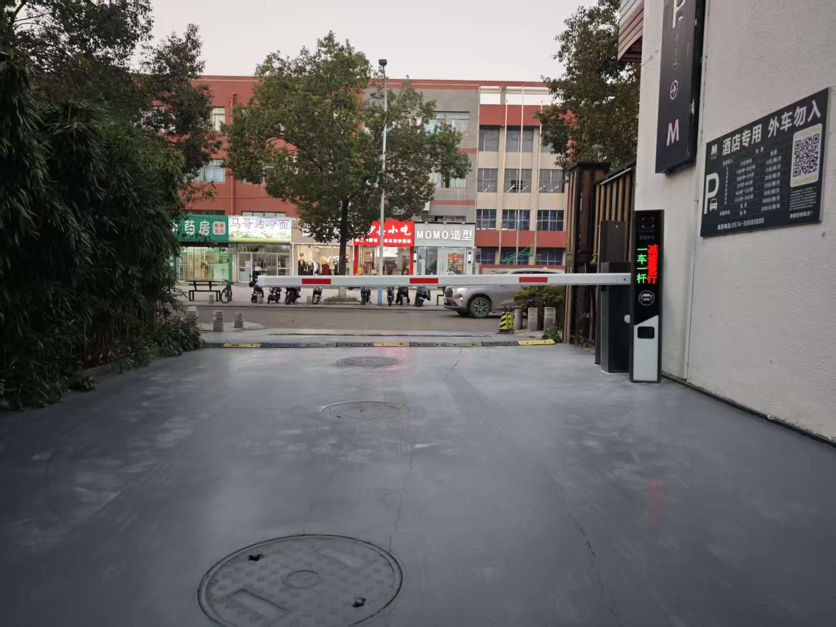 北仑莫兰酒店停车场